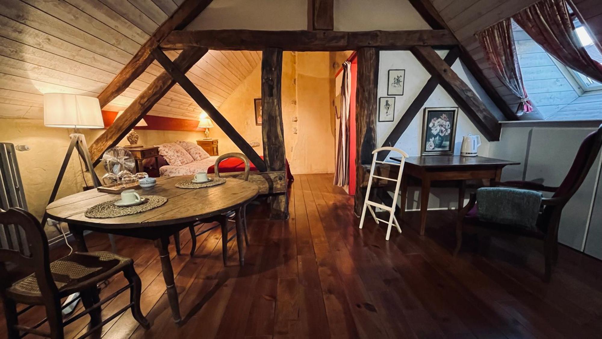 Le Logis 46° / 4° Bed and Breakfast Saint-Sernin-du-Plain Exterior foto