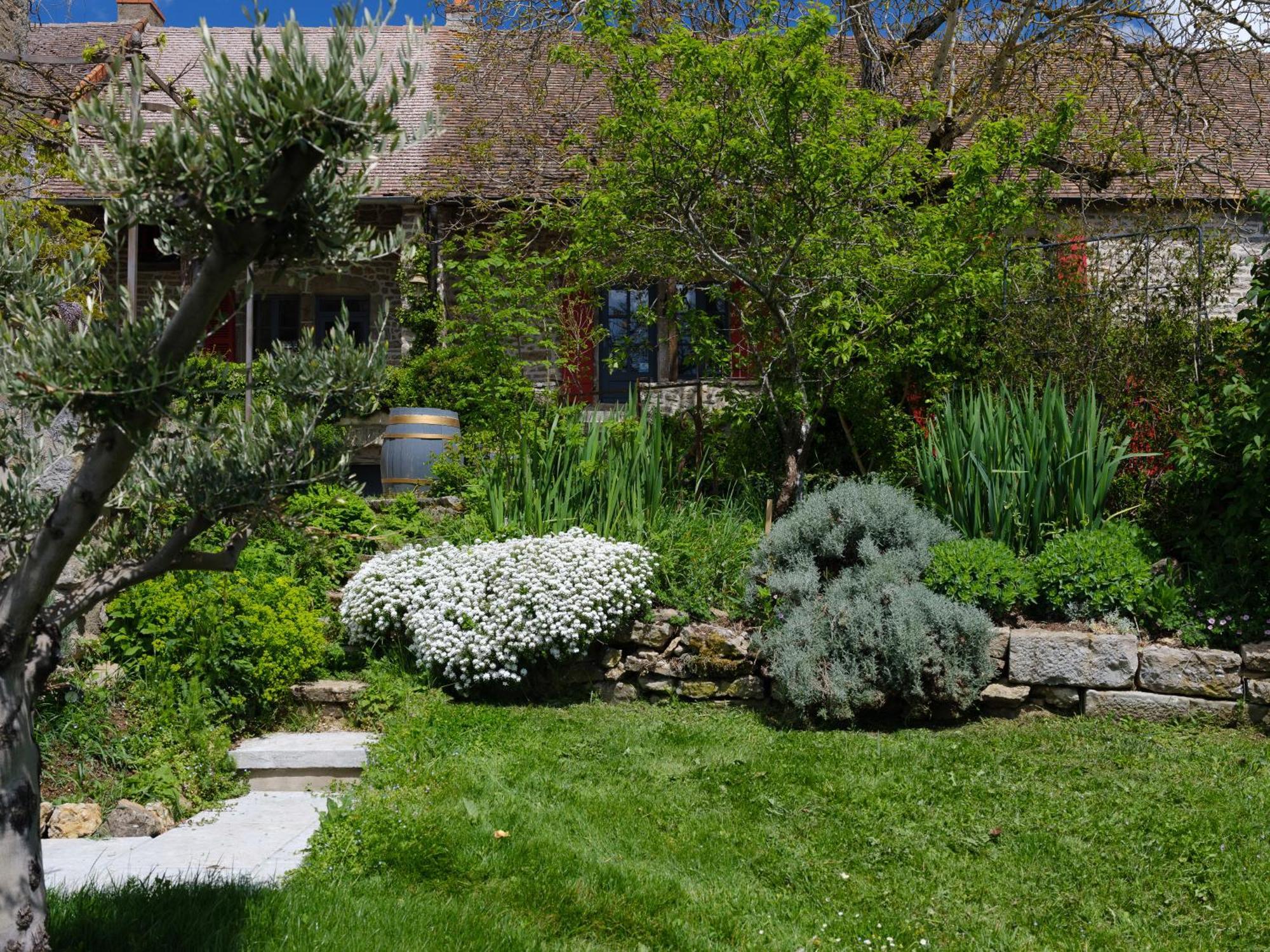 Le Logis 46° / 4° Bed and Breakfast Saint-Sernin-du-Plain Exterior foto