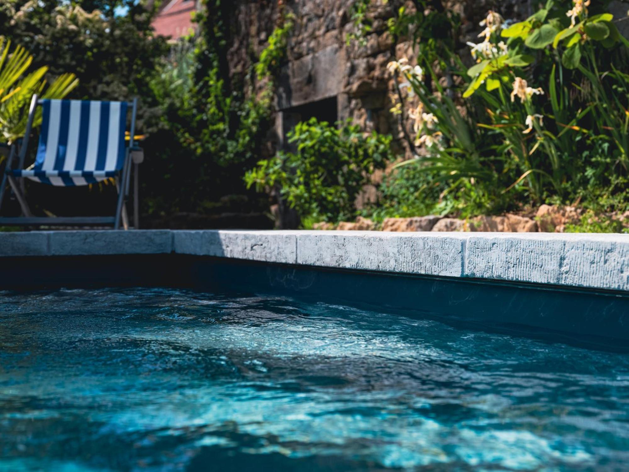 Le Logis 46° / 4° Bed and Breakfast Saint-Sernin-du-Plain Exterior foto