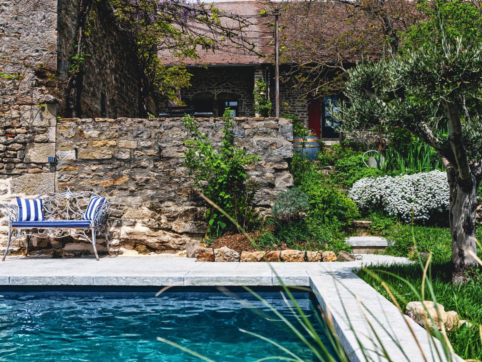 Le Logis 46° / 4° Bed and Breakfast Saint-Sernin-du-Plain Exterior foto